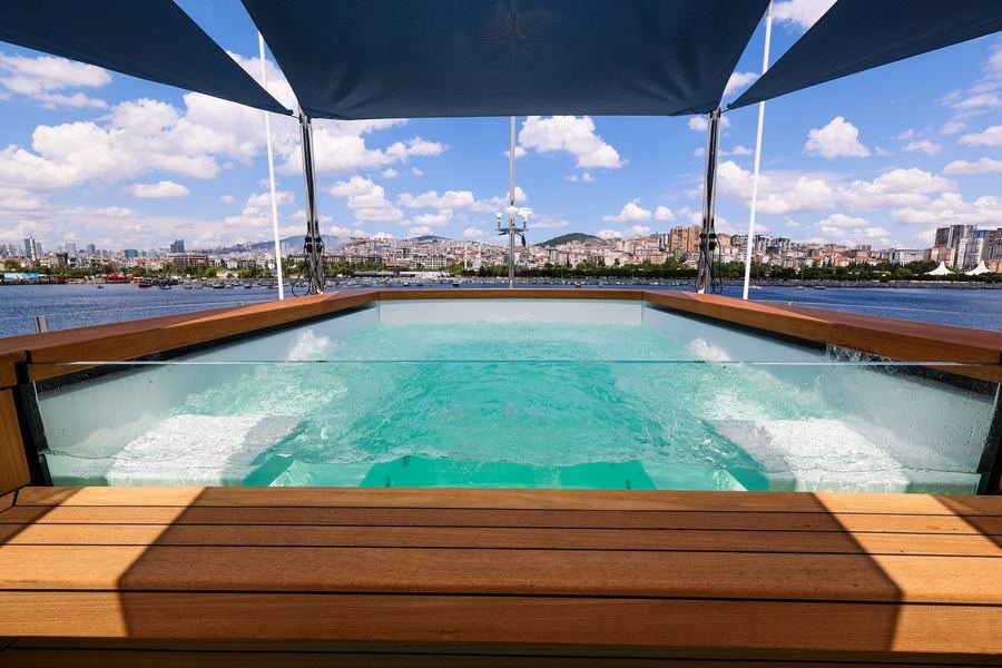 Sundeck jacuzzi